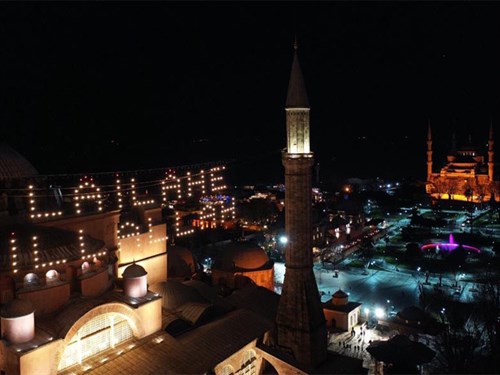 “参观我们伊斯坦布尔象征的宏伟清真寺的游客人数已达到 104,325 人”