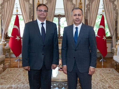 埃及驻伊斯坦布尔总领事塔雷克•哈利勒（Tarek Khalil）拜会了省长耶里卡亚（Yerlikaya）